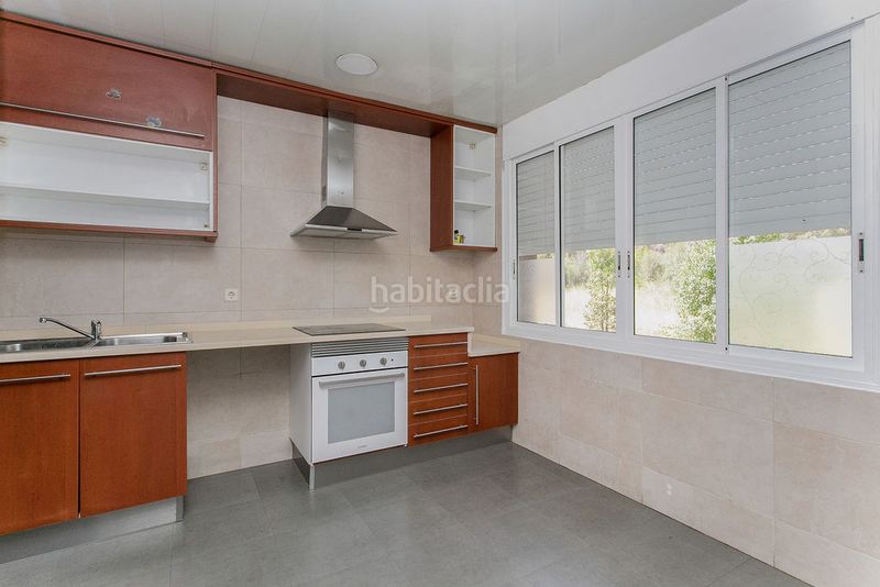 Foto 7bc92f23-3457-4387-a73f-de1e5e8c7a6b. Casa aparellada amb aparcament a La Roureda Viladecans