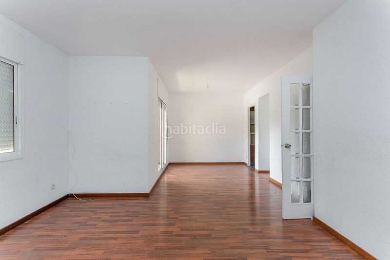 Foto 89a6872f-eebe-4c0e-8a96-7c95491a580c. Casa aparellada amb aparcament a La Roureda Viladecans