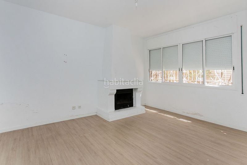 Foto a6587236-9a0d-49c8-b13d-4df90ff29f7a. Casa aparellada amb aparcament a La Roureda Viladecans