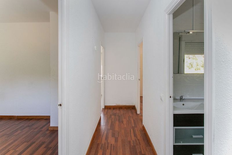 Foto b1f3432c-3374-4684-890a-4a9f1f602cb2. Casa aparellada amb aparcament a La Roureda Viladecans