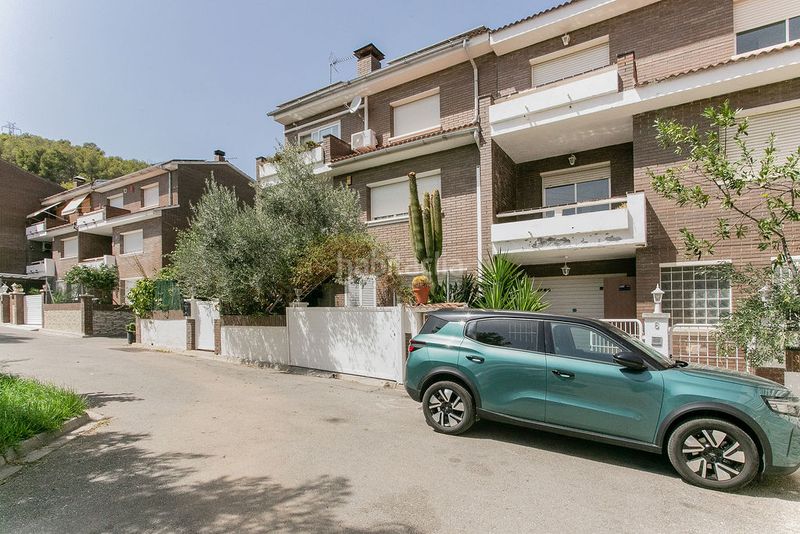 Foto b973321f-dec9-41a7-b15e-c700ddc62191. Casa aparellada amb aparcament a La Roureda Viladecans