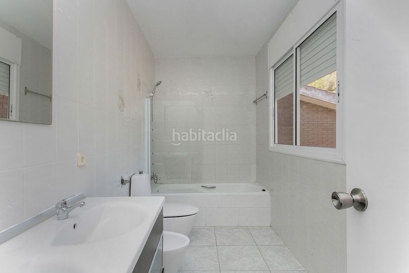 Foto ddcbe56d-293e-496b-9b9d-01959c55c263. Casa aparellada amb aparcament a La Roureda Viladecans