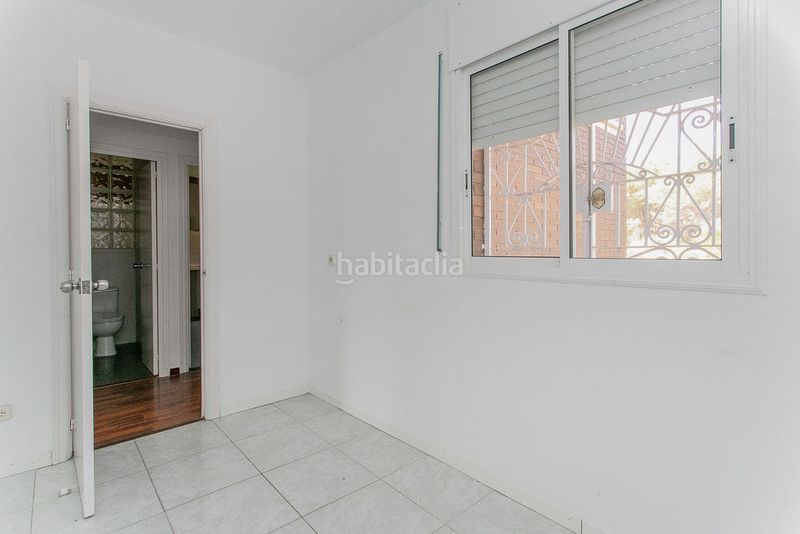 Foto f42db8d9-817e-4d82-967b-22c856a414b2. Casa aparellada amb aparcament a La Roureda Viladecans