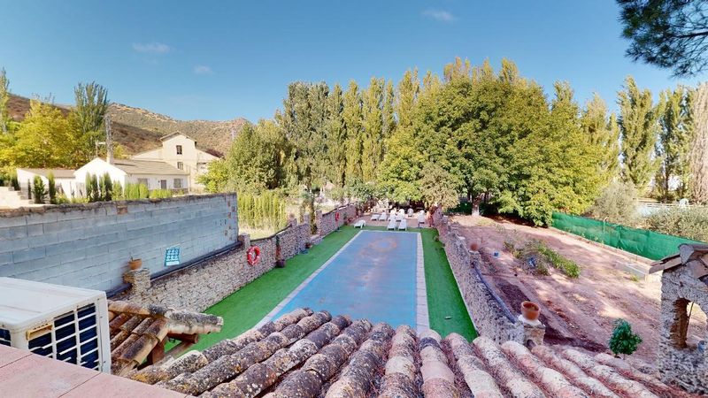 Foto c738601a-5b44-45a3-a319-fb5bb8acbdc6. Edifici amb piscina a Cambil