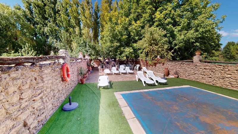 Foto ed3461e9-53e2-46cf-824c-d63571ec73e5. Edifici amb piscina a Cambil