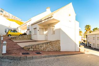 Casa aparellada  Av villajoyosa. Solvia inmobiliaria  chalet adosado relleu