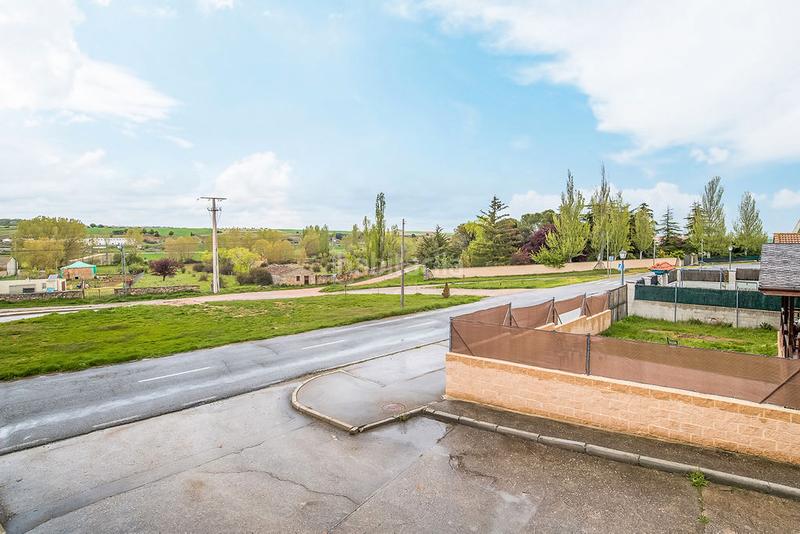 Foto c806a094-feaf-44e5-afc5-d9187837ce1b. Casa pareada solvia inmobiliaria chalet adosado en Fresno de la Fuente