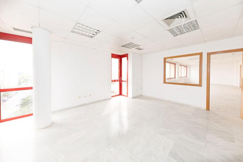 Foto e40a33af-d875-40eb-abcf-f3e210505074. Office space in colores - entreparques Sevilla