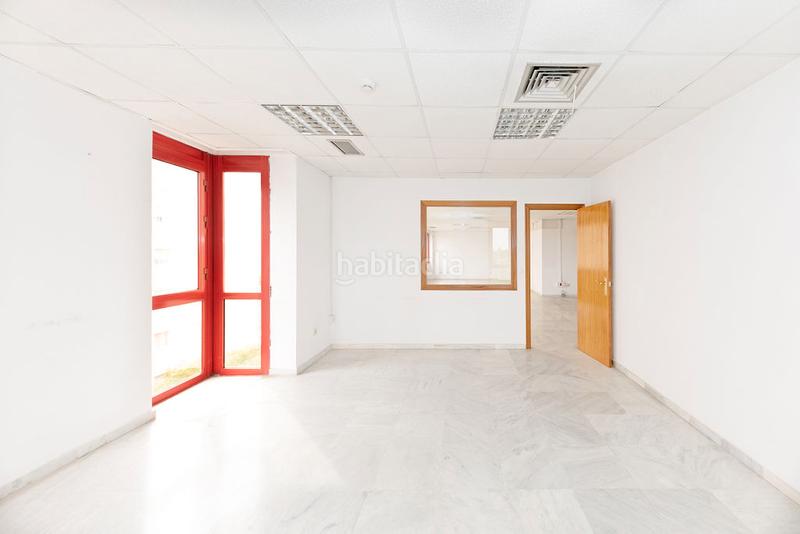 Foto f0d4c0e4-2ee8-4068-8b14-16fa3ad2c151. Oficina a colores - entreparques Sevilla