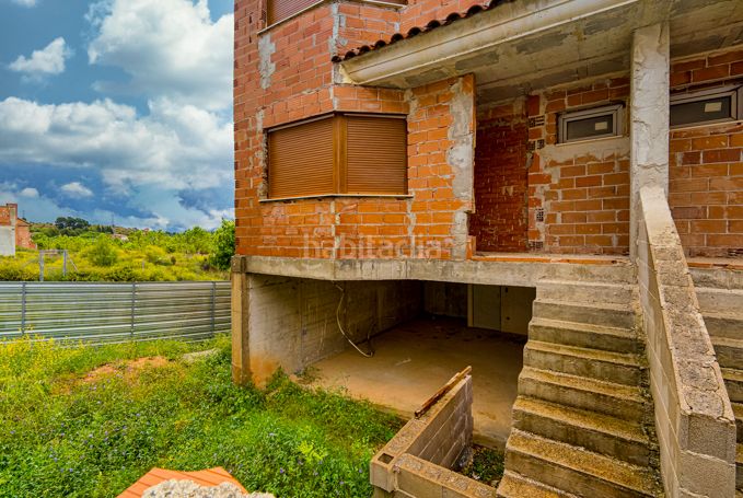 Foto 7c7f3cc2-40b8-4cd2-84f1-e44f211c76e5. Edifici a Zona Nord Alcoi