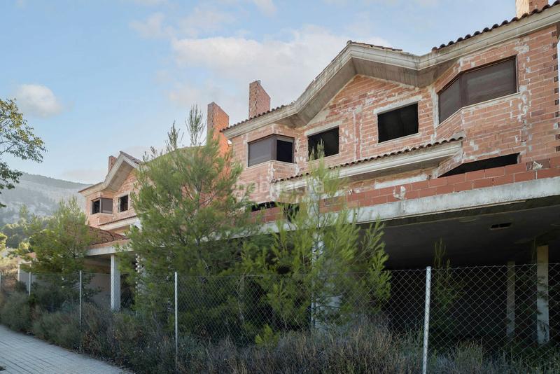 Foto fa3028f7-7763-4a48-9222-b38cd335a1f3. Edifici a Zona Nord Alcoi