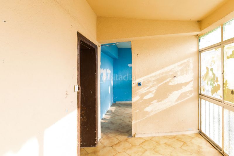 Foto ff7f4a8a-a468-4630-bfcd-fc35e942a166. Pis a La Chanca - Pescadería Almería