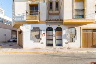 Casa aparellada  C/ africa. Solvia inmobiliaria  chalet adosado ejido el