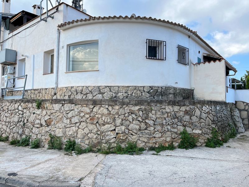 Foto f9af6fbe-3ea8-4ca9-a203-b63ea41fb543. Edifici amb piscina a El Montgó Dénia