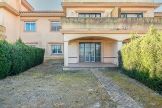 Casa aparellada  C/ res. albatros golf - loma san martín -. Solvia inmobiliaria  chalet adosado sanlúcar de barrameda