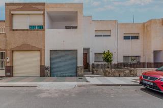 Chalet  C/ cristóbal colón. Solvia inmobiliaria  casa vícar