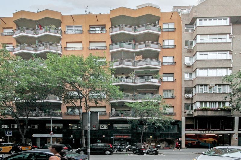 Foto c3fc7cb2-13c2-4d86-8c8e-11624bf49acd. Local comercial a Sant Antoni Barcelona