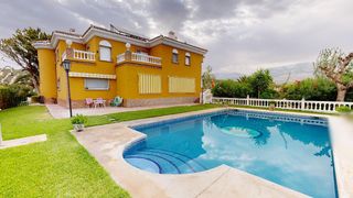 Xalet  Urb. las lomas. Solvia inmobiliaria  chalet independiente guardia de jaén la
