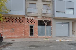 Local commercial  C/ pintor juan albert. Solvia inmobiliaria  locales yecla