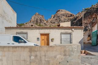 Casa aparellada  C/ arriba. Solvia inmobiliaria  chalet adosado redován