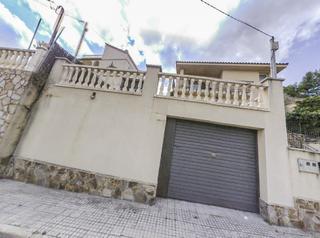 Xalet  Avenida castellnou. Solvia inmobiliaria  chalet independiente rubí