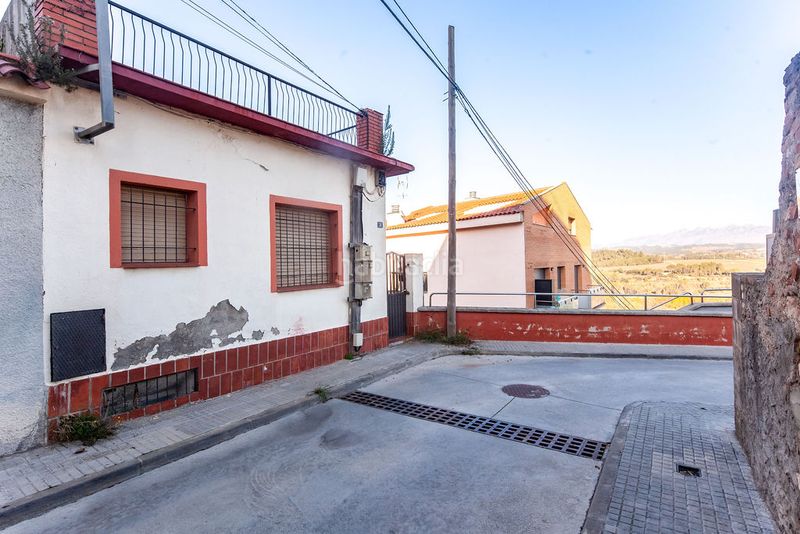 Foto e64417ac-a660-45d1-9bef-00bd637b7b6f. Casa aparellada a Gelida