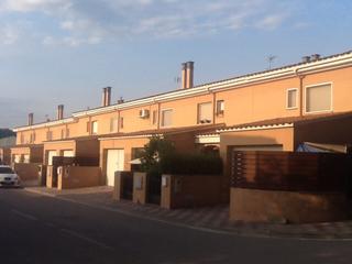 Casa aparellada  C/ jaume tapies boadas. Solvia inmobiliaria  chalet adosado riudarenes