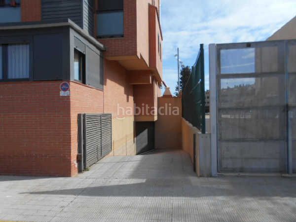 Foto c56b8098-f26b-4b54-84c8-f6598aeae633. Aparcament cotxe a Albatàrrec