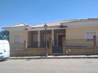 Casa aparellada  Cl bordadora agustina gomez. Solvia inmobiliaria  chalet adosado cortegana