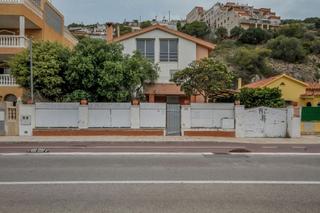 Chalet  Avda. les botigues. Solvia inmobiliaria  chalet independiente castelldefels