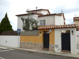 Chalet  C/ joan cuadras i marcer. Solvia inmobiliaria  chalet independiente sant pere de ribes