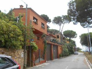 Casa aparellada  C/ emili silvestre. Solvia inmobiliaria  chalet adosado begur
