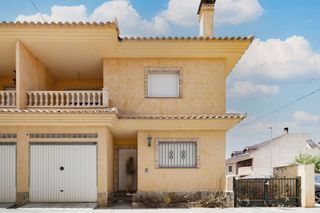 Casa aparellada  C/ juan carlos ferrero. Solvia inmobiliaria  chalet adosado redován