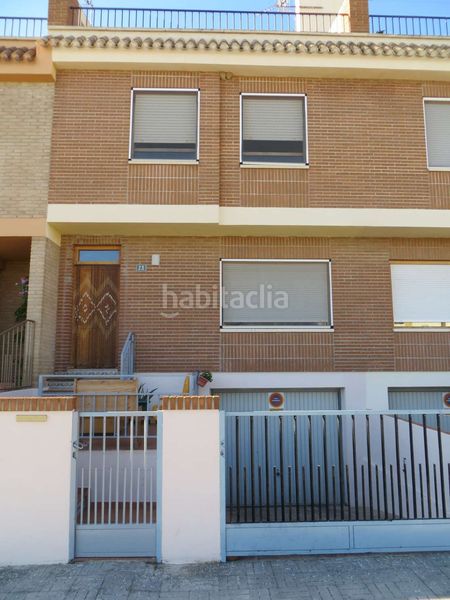 Foto 284c446d-d652-4550-82d7-e00fa179b6f6. Casa aparellada a Almansa