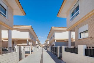 Casa bifamiliare  C/ médico federico martínez. Solvia inmobiliaria  chalet adosado elda