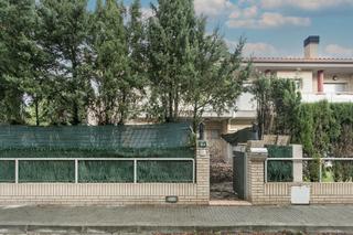 Casa aparellada  C/ pins. Solvia inmobiliaria  chalet adosado pobla de claramunt la