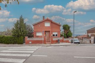 Xalet  Av castellbisbal. Solvia inmobiliaria  chalet independiente rubí