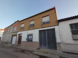 Casa aparellada  C/ jose alcazar. Solvia inmobiliaria  chalet adosado tomelloso