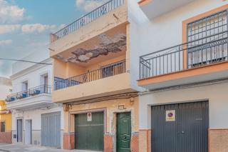 Maison jumelée  C/ umbrete. Solvia inmobiliaria  chalet adosado sevilla
