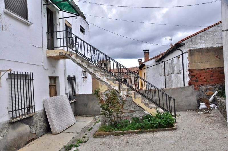 Foto ccd7b7d8-8e43-46a9-a78e-315a936176a7. Edifici a Guardo