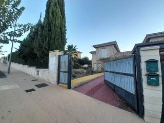 Casa aparellada  Cm de la paralela. Solvia inmobiliaria  chalet adosado guardia de jaén la