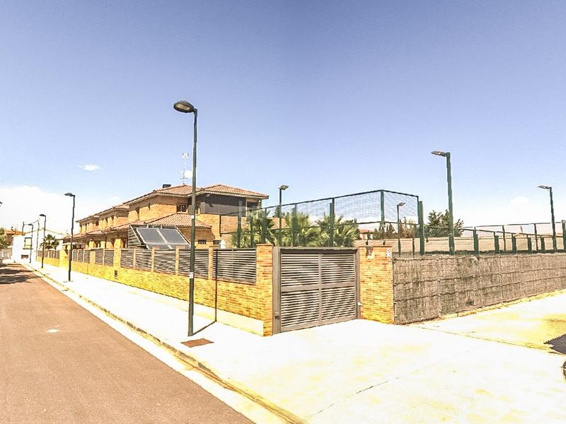 Foto 4adba741-2073-476c-bf7f-610f3660ec2b. Casa bifamiliare in Venta del Olivar Zaragoza