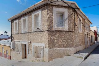 Casa aparellada  C/ amadeo vives. Solvia inmobiliaria  chalet adosado elda