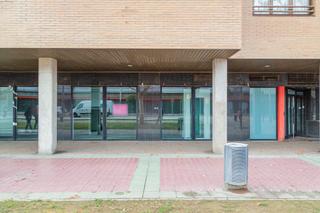 Local commercial  Av gómez de avellaneda. Solvia inmobiliaria  locales zaragoza