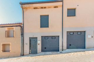 Casa aparellada  C/ iglesia. Solvia inmobiliaria  chalet adosado hiniesta la
