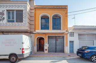 Casa aparellada  Calle san vicente ferrer. Solvia inmobiliaria  chalet adosado llaurí