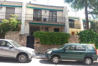 Casa aparellada  C/ islas de cabo verde. Solvia inmobiliaria  chalet adosado madrid