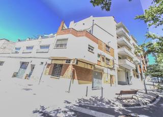 Doppelhaus  Vint-i-dos de juliol. Solvia inmobiliaria  chalet adosado terrassa