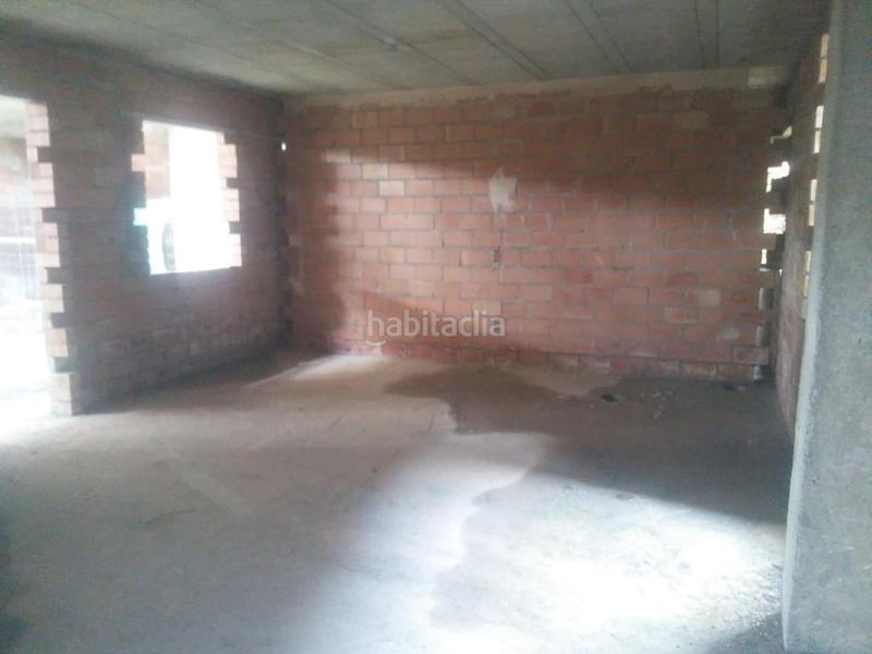 Foto 2c9e90c6-dd65-4b52-b8aa-1ab5f0d8e81a. Edifici a Láchar