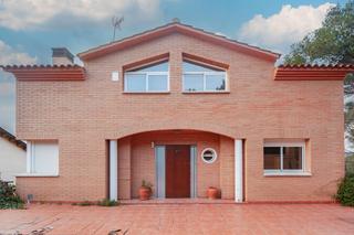 Chalet  C/ de manuel ibáñez. Solvia inmobiliaria  chalet independiente corbera de llobregat